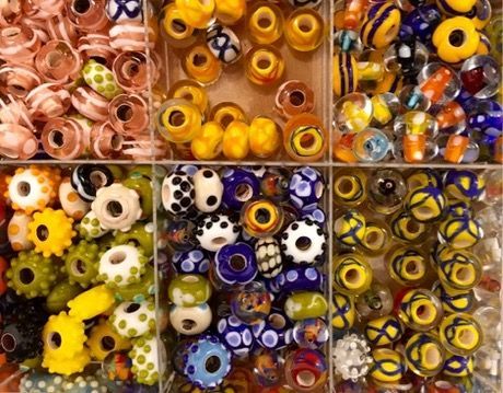 Bead tray with sorted compartments