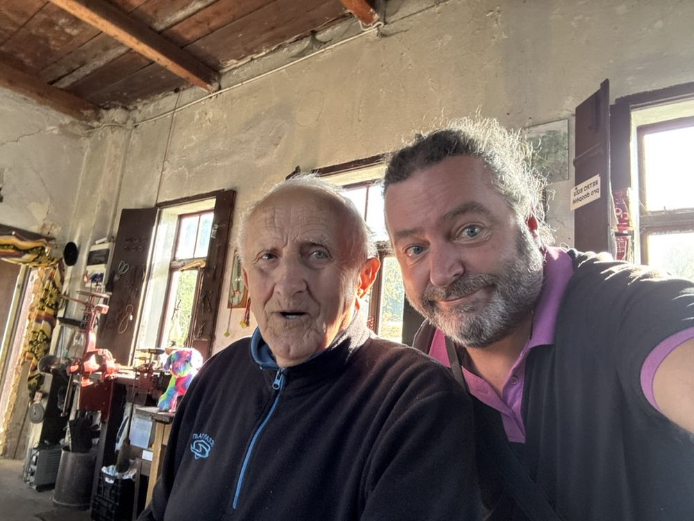 Keith with a good friend in his workshop near Jablonec